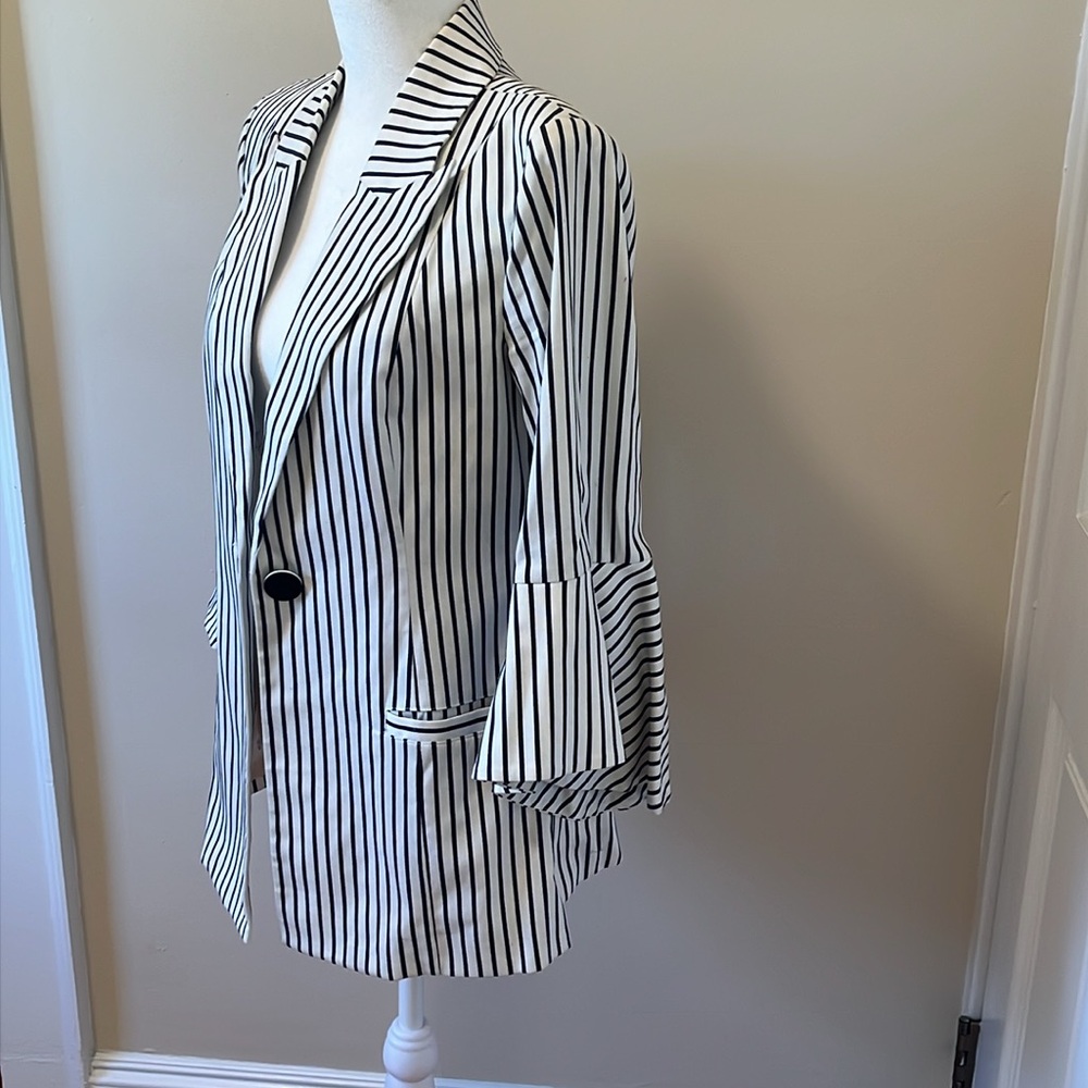 On-Trend Bell Jacket - Perfect Statement Piece To… - image 3